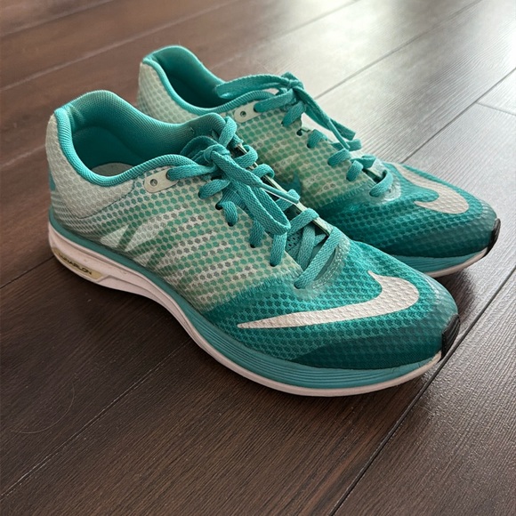 Nike running shoe - Picture 1 of 3